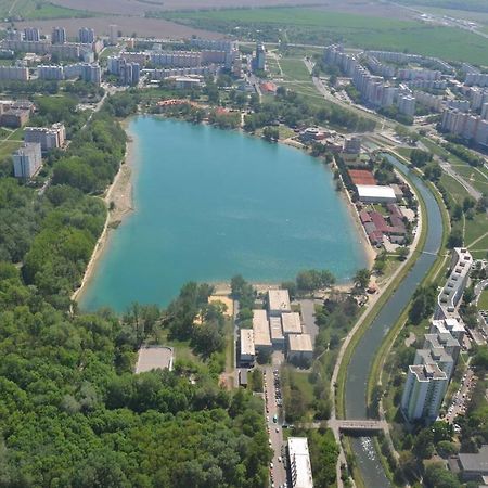 Lake Apartment, 2X Free Garage, 10 Mins To Centre Братислава Екстериор снимка