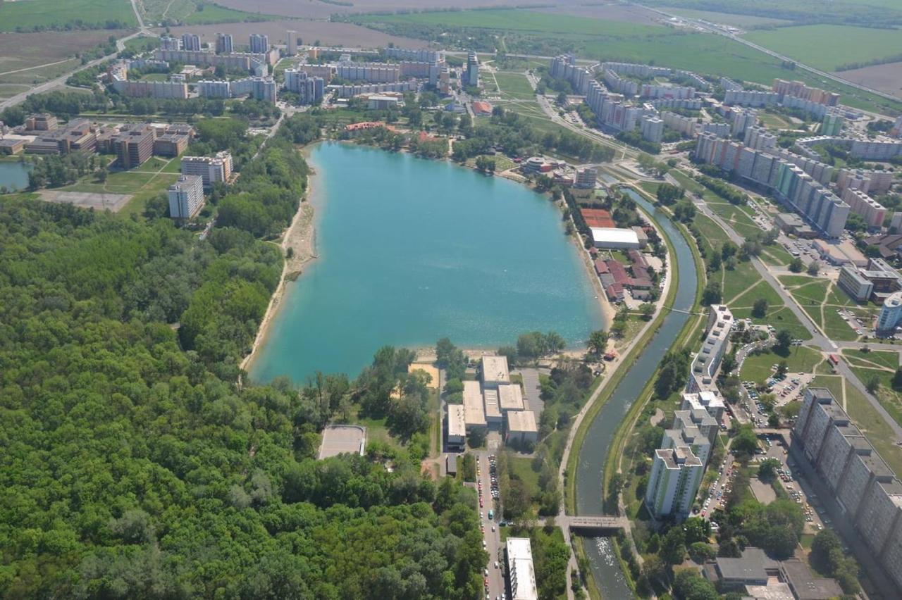 Lake Apartment, 2X Free Garage, 10 Mins To Centre Братислава Екстериор снимка